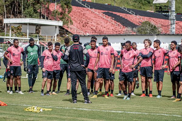 Técnico Léo Condé se reúne com elenco do Vitória na Toca do Leão