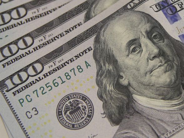 Imagem - Dólar cai para R$ 5,24 em dia de ajuste no câmbio