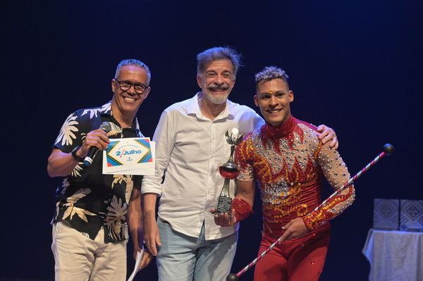 Apresentador do prêmio, Fernando Guerreiro e Gabriel, respectivamente
