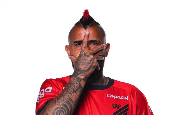 Arturo Vidal pode ser a novidade do Athletico contra o Bahia