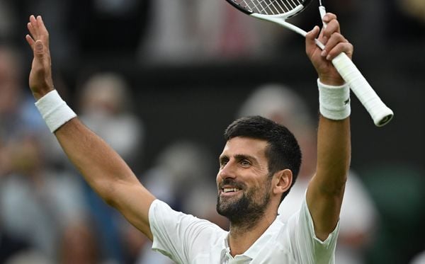 Djokovic bate Sinner, vai à final e mira 8° título em Wimbledon