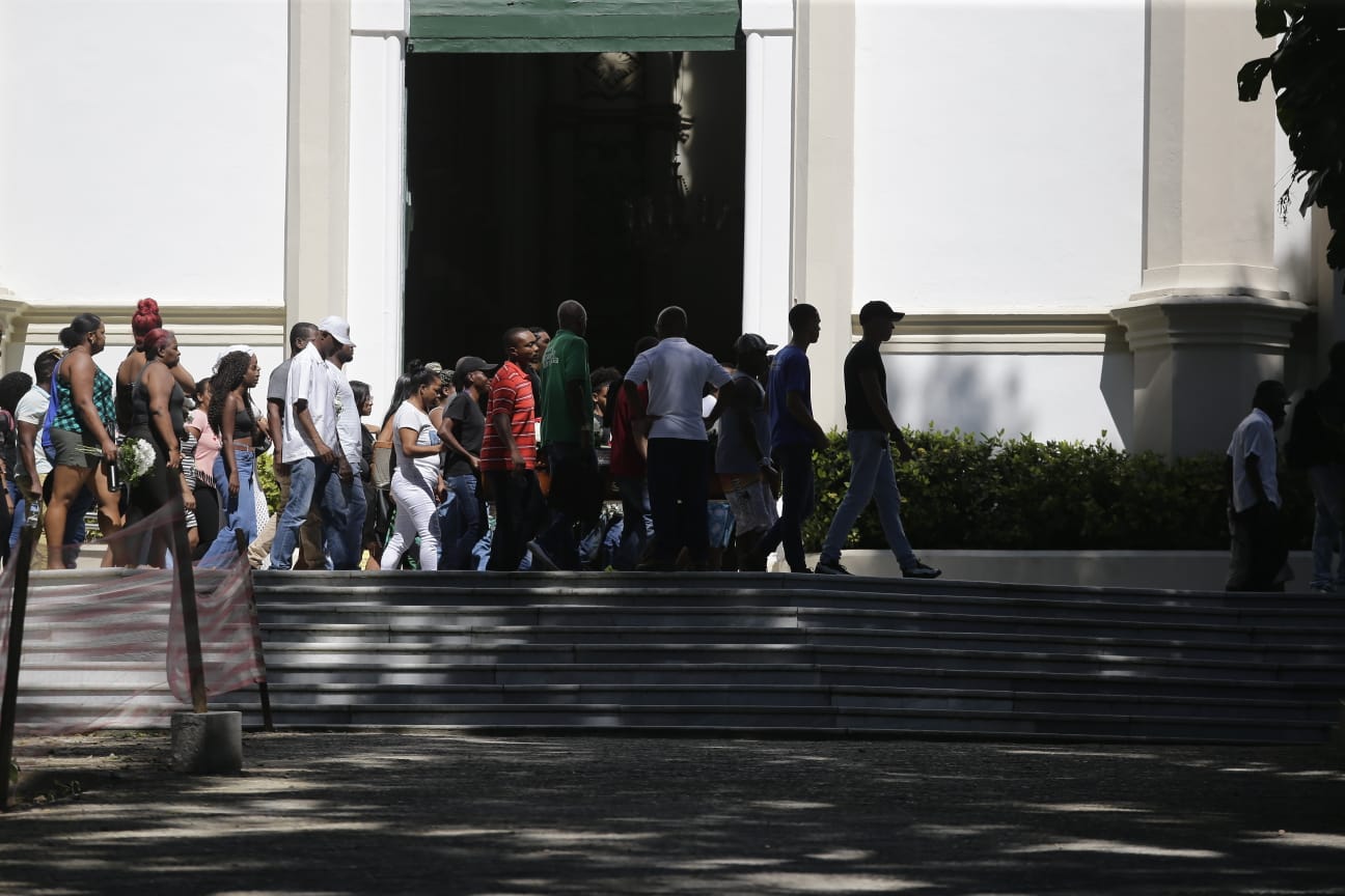 Corpo de menina de 12 anos morta por bala perdida é enterrado