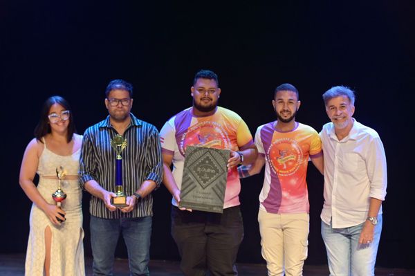 Eudes - de camisa listrada - ao lado de demais representantes do Colégio Reitor Miguel Calmon e Guerreiro