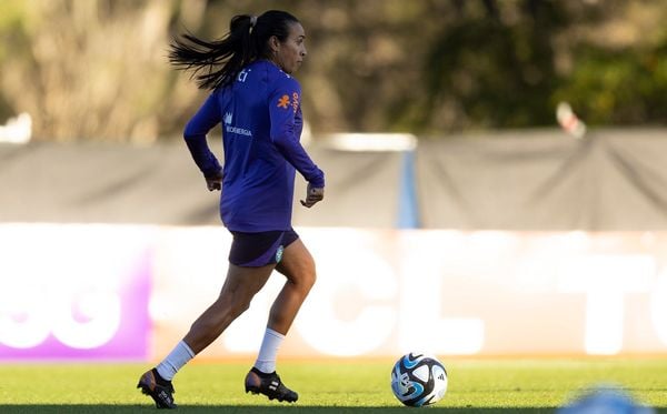 Marta em treino da Seleção: craque fez atividade separada nesta sexta-feira (14)