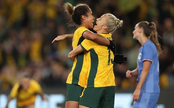 Mary Fowler comemora com Tameka Yallop o gol sobre a França