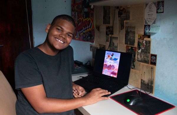 O influencer literário Adriel Bispo, 15 anos, lança seu primeiro livro