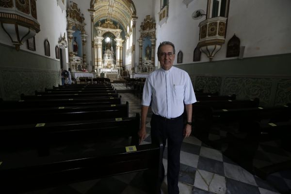 Igreja Nossa Senhora da Vitória adotou a ferramenta do qr code nos bancos há um mês