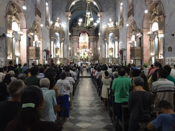 Após velório lotado, fiéis voltaram a tomar todos os assentos da Igreja do Santo Antônio Além do Carmo neste sábado (15)
