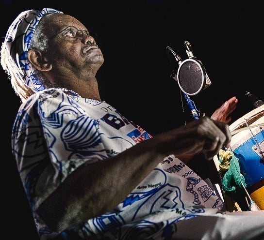 Moa do Katendê (nascido em 1958, morto em 2018) foi um músico baiano reconhecido pelo trabalho com percussão e samba-reggae por Divulgaçao