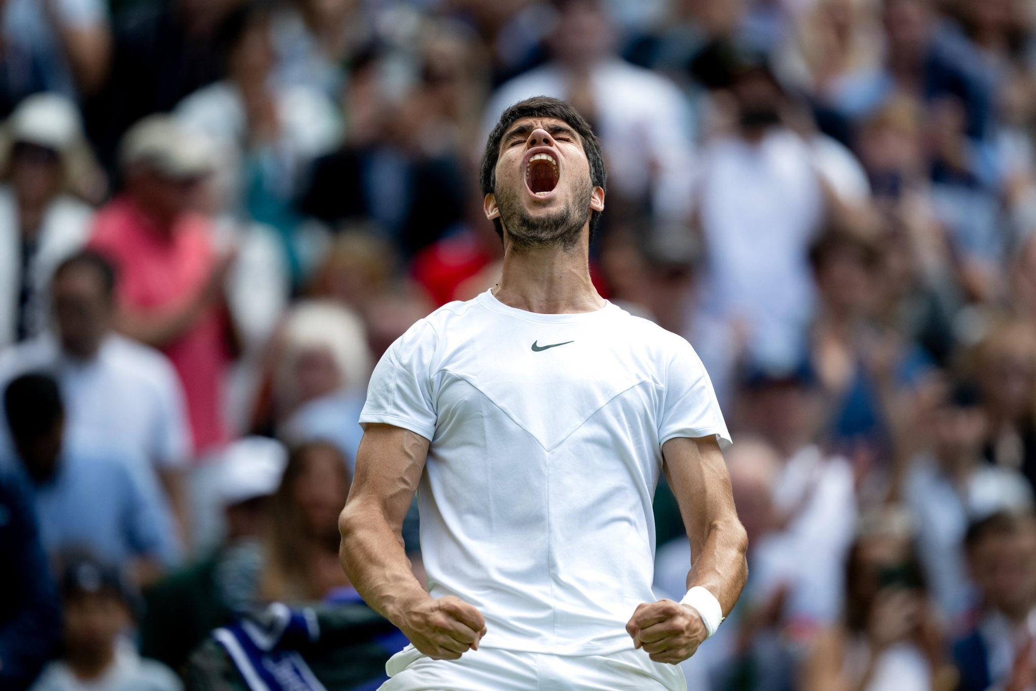 Carlos Alcaraz bate Djokovic em batalha na grama de Wimbledon e