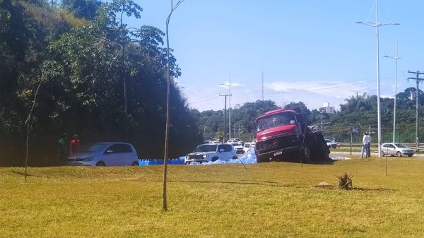 Carga de água ficou tombada na pista