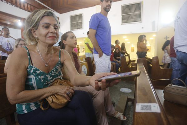 Fiel faz doação via Pix na Igreja Nossa Senhora Aparecida, no Imbuí