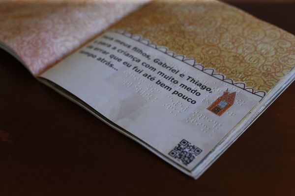 O código de barras fica sempre no lado inferior direito da página ímpar