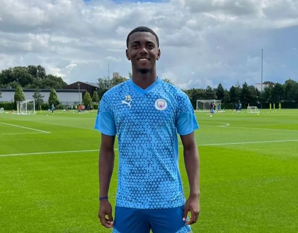 Roger Gabriel postou vestido com o uniforme do Manchester City