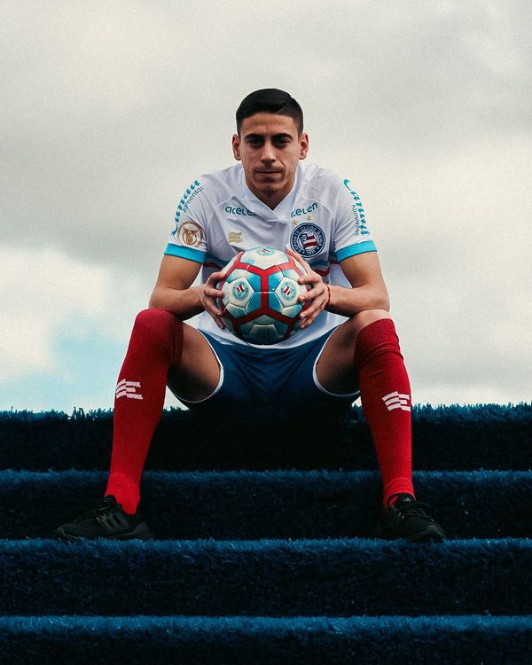 Camilo Cándido com a camisa do Bahia por Felipe Oliveira