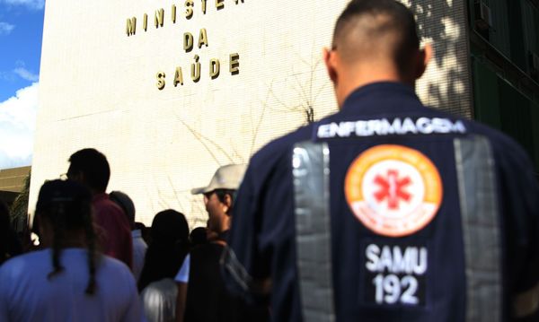 Profissionais protestam por piso da enfermagem