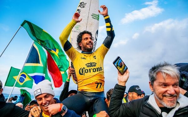 Filipe Toledo comemora o título da etapa de Jeffreys Bay