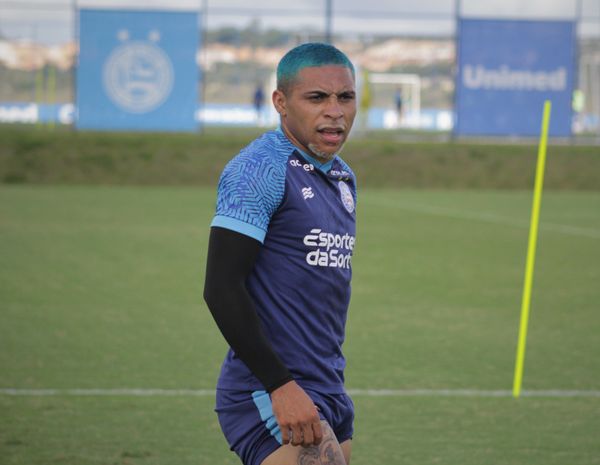 Vitor Jacaré com a camisa do Bahia por Rafael Machaddo/EC Bahia