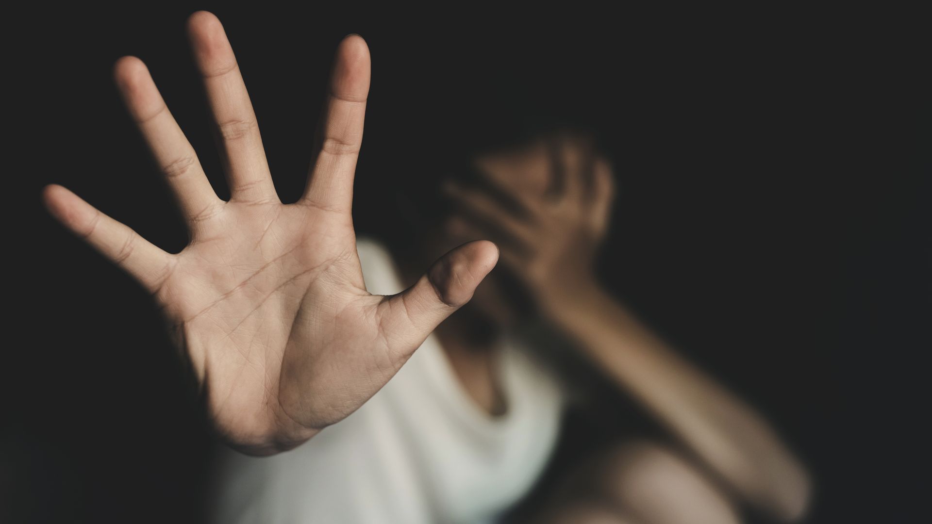 Imagem - Mulher fica sem luz, chama concessionária e é estuprada por eletricista em casa