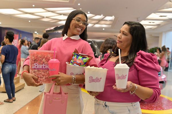 Flávia e Telma usaram rosa e levaram pipoca rosa para estreia de filme da Barbie