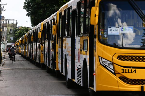 Veículos estacionados na Praça do Sol, em Periperi