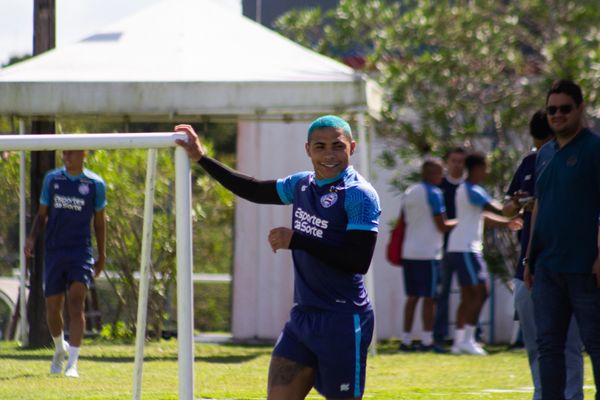 Vitor Jacaré com a camisa do Bahia por Divulgação/EC Bahia