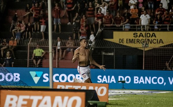 Zé Hugo pelo Vitória por Victor Ferreira/ EC Vitória