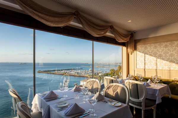 Com vista para a Baía de Todos os Santos, casa onde morou Bernard Goethals abriga por 60 anos, o restaurante especializado em cozinha francesa que leva o  mesmo nome do chef 