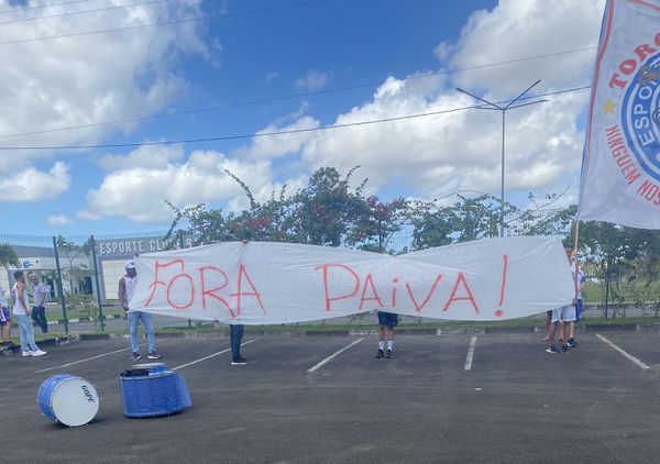 Torcida Bamor exigiu a saída de Renato Paiva durante protesto