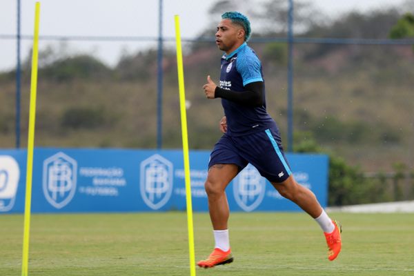 Vitor Jacaré com a camisa do Bahia por FELIPE OLIVEIRA/EC BAHIA