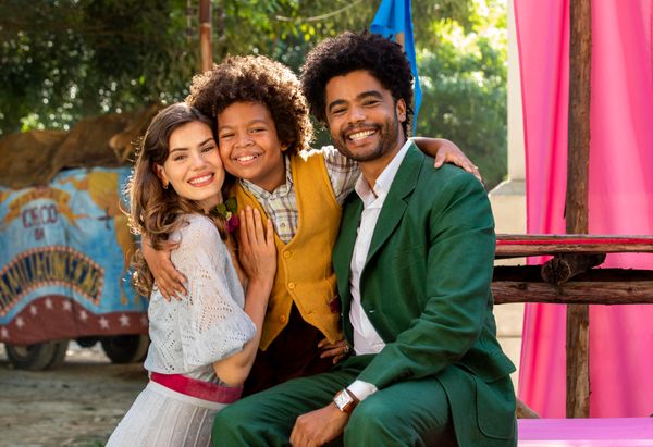 Levi Asaf entre Camila Queiroz e Diogo Almeida, que estão na novela 