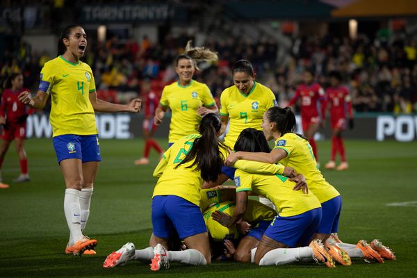 Jogadoras da Seleção comemoram após gol de Ary Borges