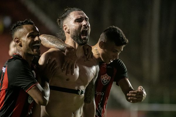 Léo Gamalho tira a camisa e comemora gol marcado pelo Vitória