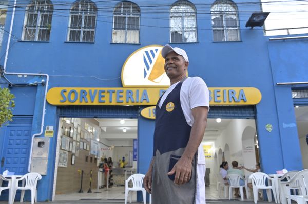 Com oito anos de casa, o encarregado Romário Alves, 52, é um dos nove guardiões do processo de produção dos mais de 60 sabores disponíveis