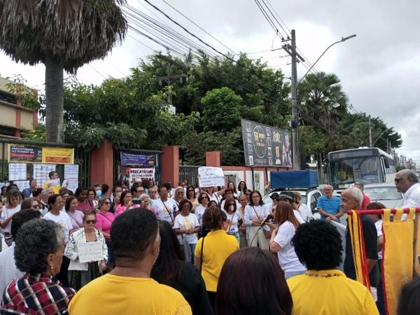 Manifestantes concentrados na Av. Presidente Dutra, em Feira de Santana