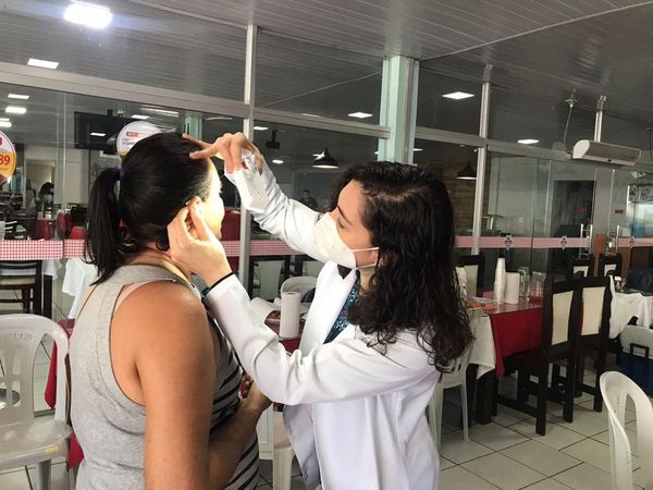 Médica vai examinar pessoas durante evento