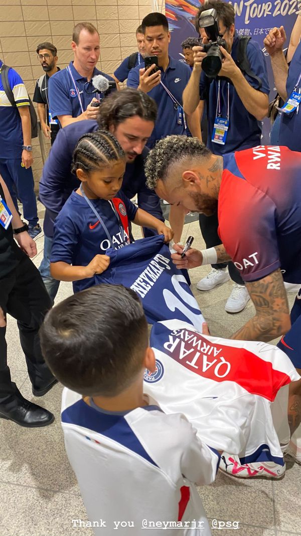 Neymar autografou a camisa de Saint West