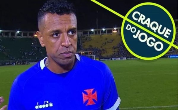Sidão recebeu o troféu de 'Craque do Jogo' após levar três gols do Santos