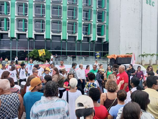 Professores fazem manifestação em frente a SEC