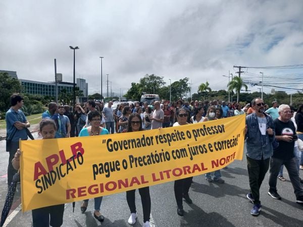 Professores fizeram caminhada no CAB