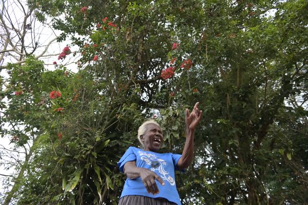 Zefinha é uma das mulheres mais velhas do quilombo Quingoma