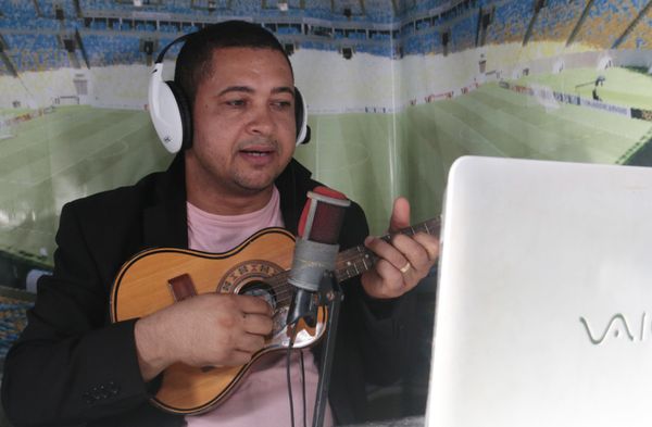 Zé do Radinho, narrador amador, em seu estúdio improvisado em casa, na Vila de Abrantes