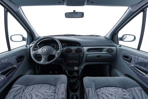 O veículo de 1998 não tem airbags e nem ar-condicionado. Os destaque são a modularidade interna e área envidraçada