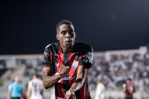 Atacante Iury Castilho comemora primeiro gol com a camisa do Vitória diante da Ponte Preta