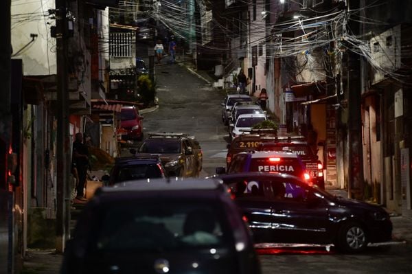 Confronto entre policiais e suspeitos fez tensão tomar conta da Rua Jaguarari logo no início da semana