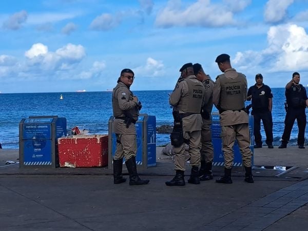 Corpo foi localizado com sinais de violência e marcas de disparos de arma de fogo em orla de Salvador por Leitor CORREIO