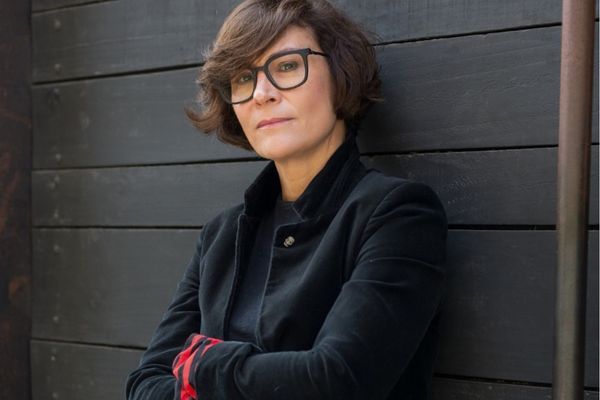 Sara Bertrand lança livros em Salvador