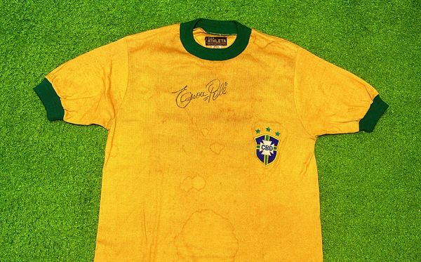 Camisa da Seleção Brasileira de 1971 assinada por Pelé