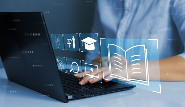 Os cursos oferecidos no sistema à distância possuem uma estrutura e qualidade que credenciam a formação do profissional