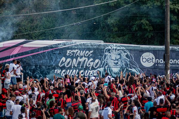 Presidente do Vitória assiste jogo no meio da galera